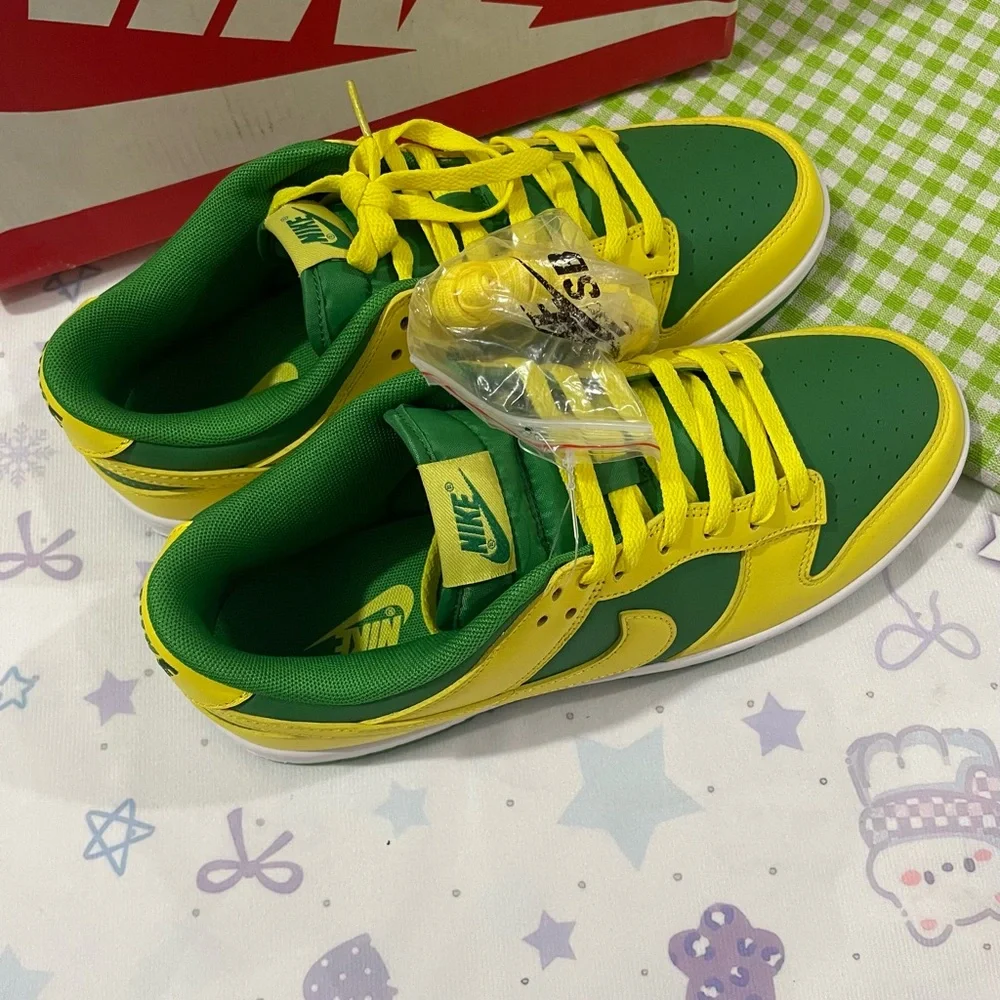 Nike Low-Top Sneakers in Yellow & Green